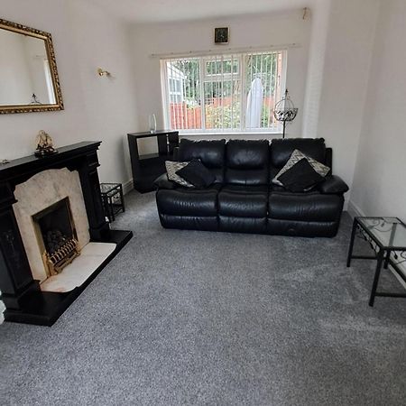 Dalton House - Three Bedroom Property Stretford Free Parking Near The Trafford Centre Манчестър Екстериор снимка