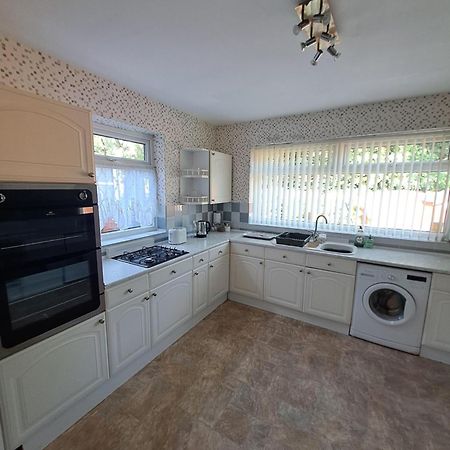Dalton House - Three Bedroom Property Stretford Free Parking Near The Trafford Centre Манчестър Екстериор снимка